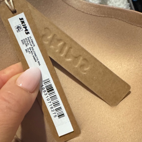 SKIMS Nude Underwire Bra - Picture 4 of 4